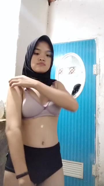 Jilbab Hitam Tocil Tapi Mulus