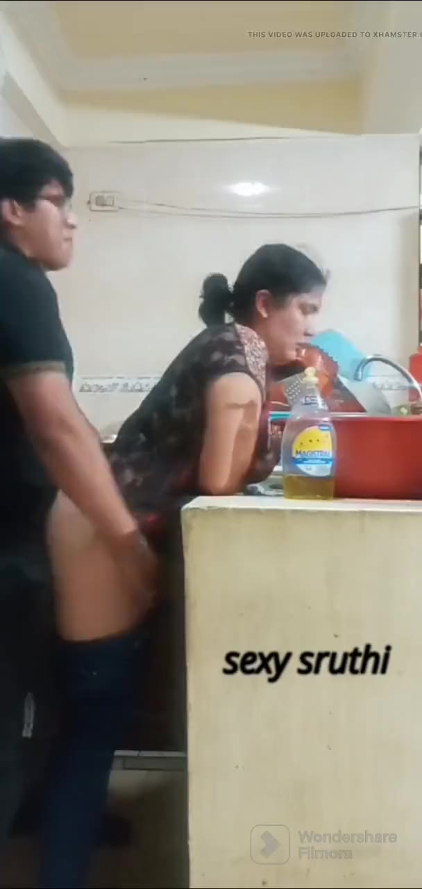 Bos Ngewe Pembantu Di Dapur