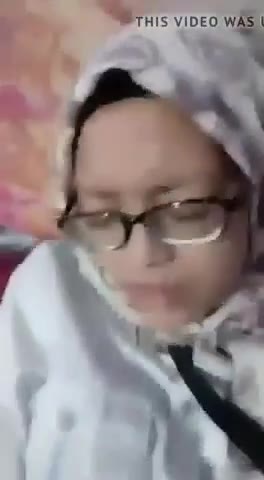 Cewek Jilbab Kaca Mata Kesakitan Ngewe