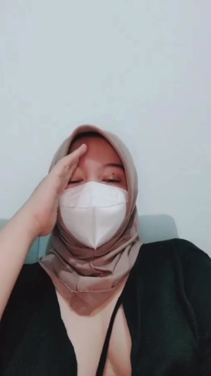 Cewek Jilbab ini Masturbasi Di Kamar Sendirian