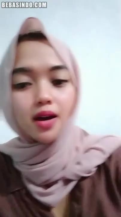 Bokep Ukhti Hijabers Cantik Remas Buah Dada Live