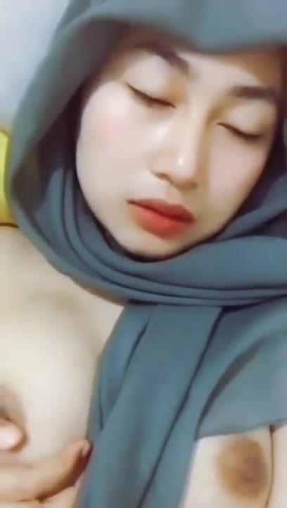 Tasya Hijab Lagi Horny Remas TT