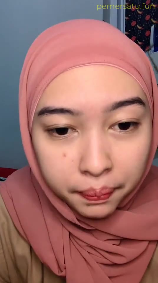 Jilbab Mulus Bening Memek Becek Dicolok Sendiri  1)   simontok