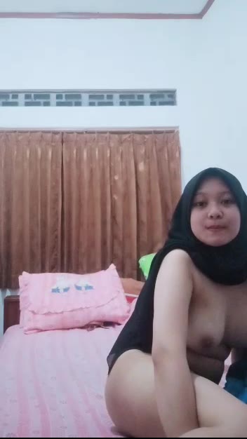 Hijab Viral Omek Pakai Botol Parfum