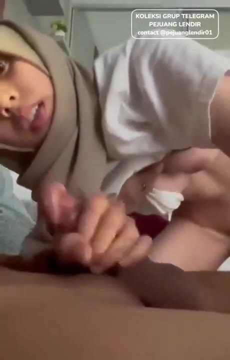 Ukhti jilbab kocokin punya Pacar sampai timpah dimulut