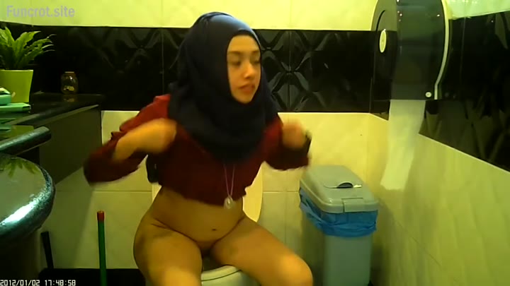 Ngintip Hijab Di Wc