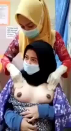 Bidan Jilbab lagi Praktek