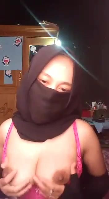 Gadis Ber Jilbab Pamer Tetek Colmek