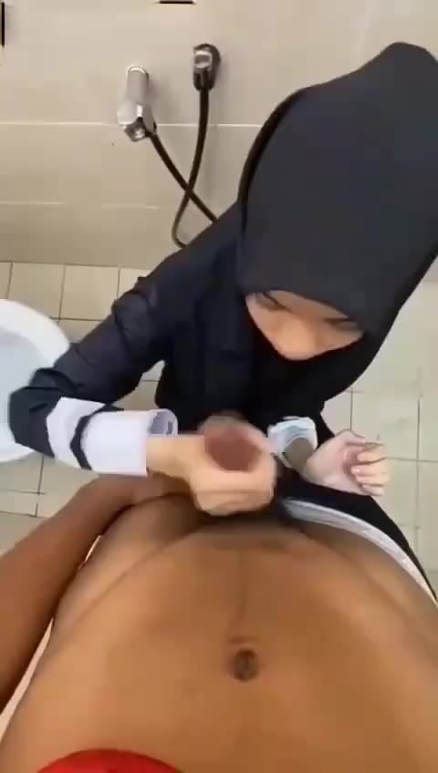 Hijab Hitam Di Toilet 2