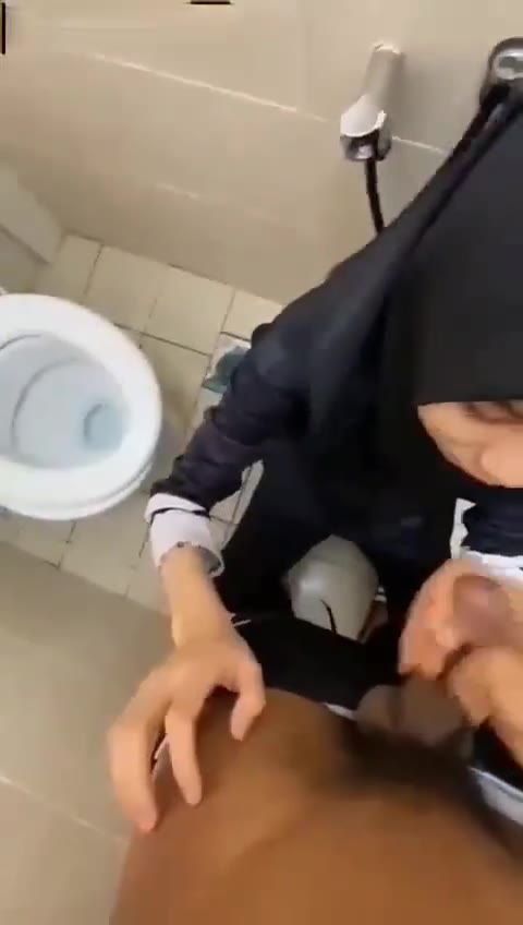 Hijab Hitam Di Toilet 4