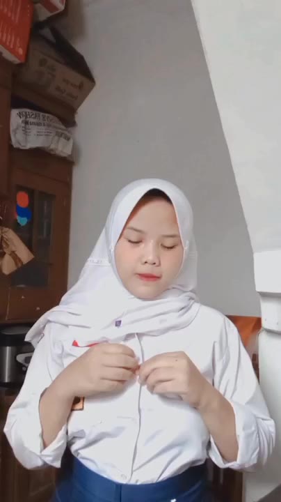 Pamer Body Masih Pake Seragam Osis