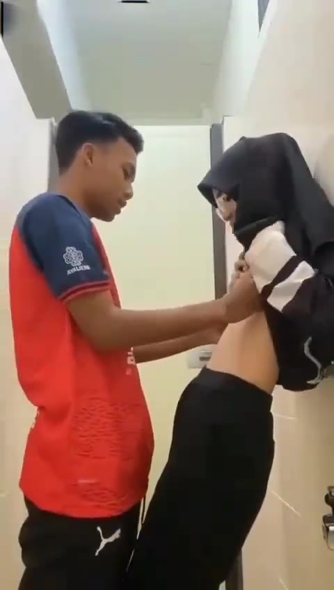 Hijab Hitam Di Toilet 1