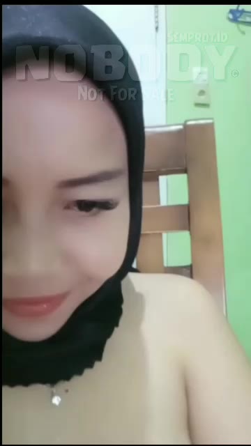 Ukhty Cantik Solehot Live Pamer Memek