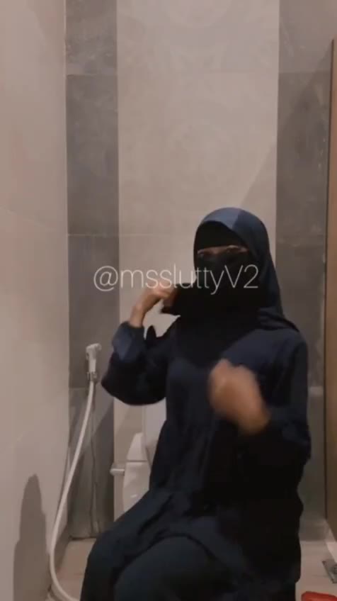 Miss Lutty Jilbab Binal Colmek di Toilet Mall