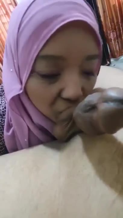 Ibu Guru Jilbab Ungu