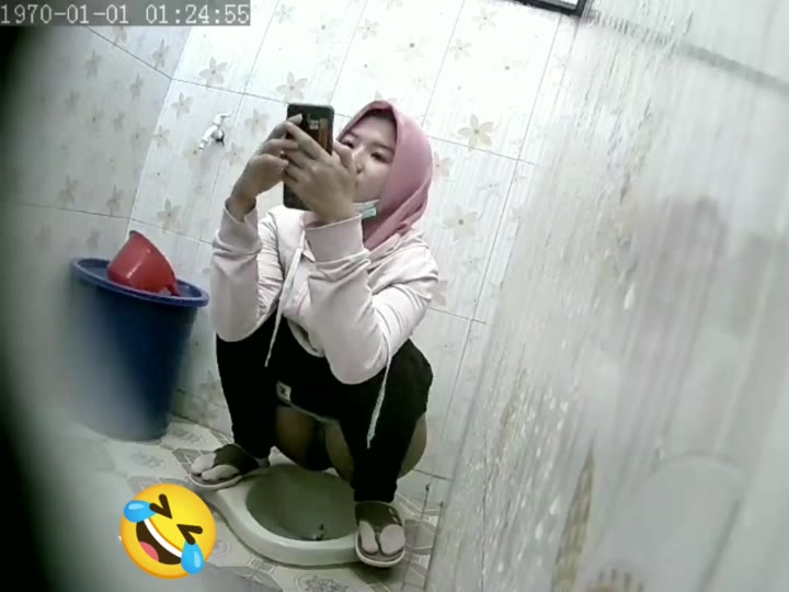 Ngintib Hijab Pipis Toilet Umum
