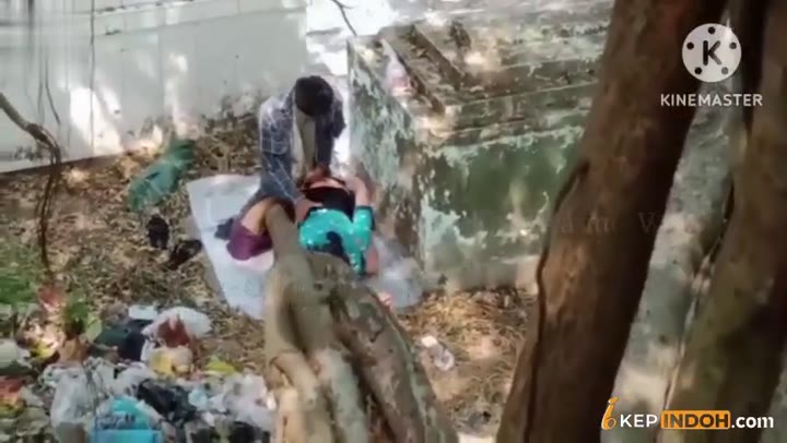 Bokep Indo   Ngintip Pasangan Lagi Mesum Di Kuburan   Bokepindoh
