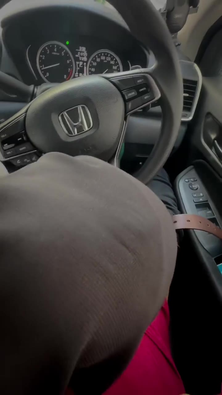 Jilbab Hitam Baju Merah Nyepong Di Mobil