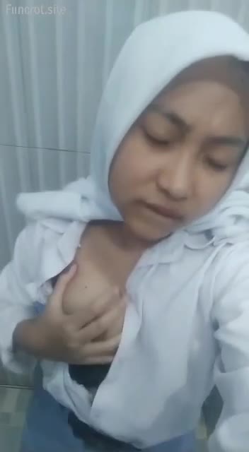 Abg Hijab Sma Pamer Toket Di Toilet Sekolah