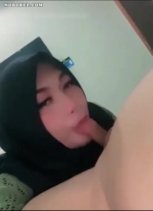 Bokep Indo Cewek Hijab Ketagihan Sepong Kontol