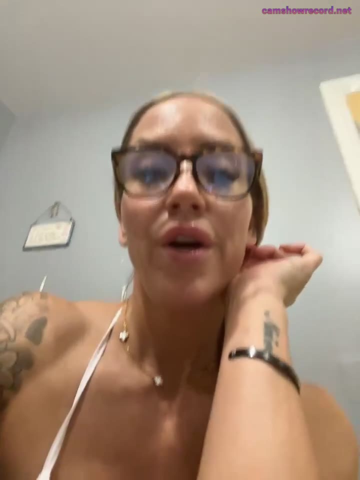 Webcam Model peachylou Videos