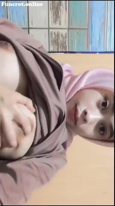 Hijab Pink Cantik Pamer Tubuh Mulus
