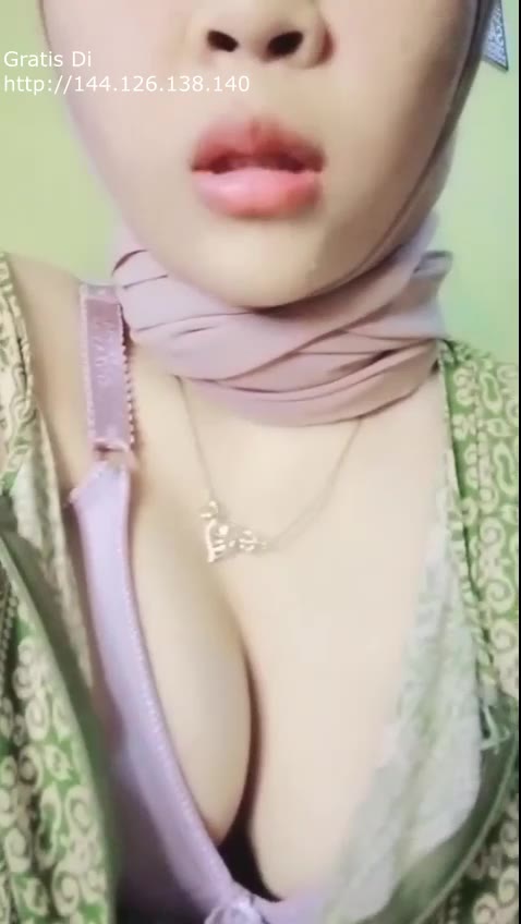 Rara Pamer Susu Montok Hijab Sange Berat