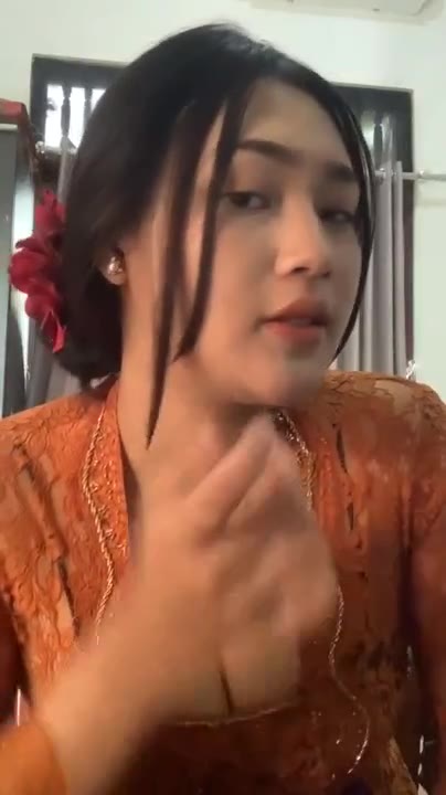 Yuskia Cantika kebaya coklat live - PoopHD