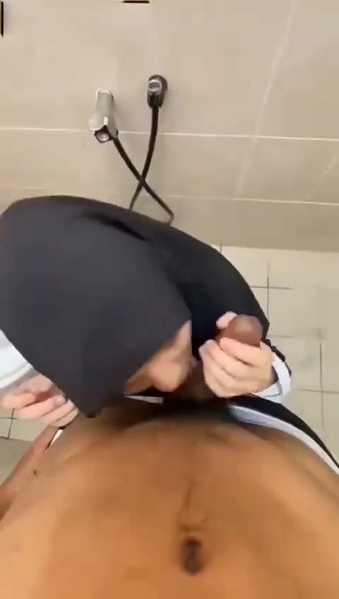 Hijab Hitam Di Toilet 3