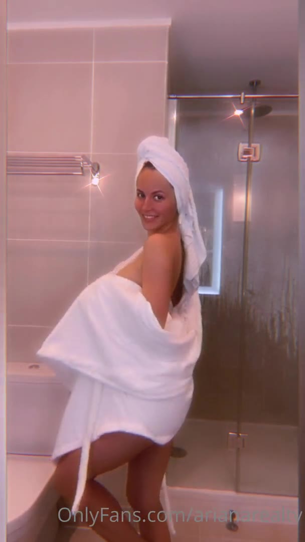 ArianaRealTV Nude After Shower Teasing Video Leaked