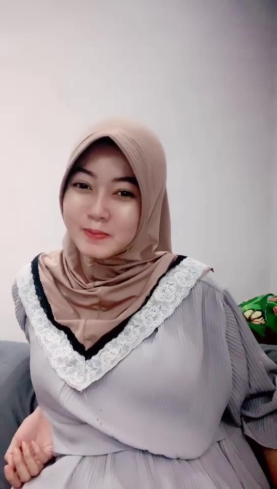 Nemenin Pake Baju Hijabers Bening Mulus p.2