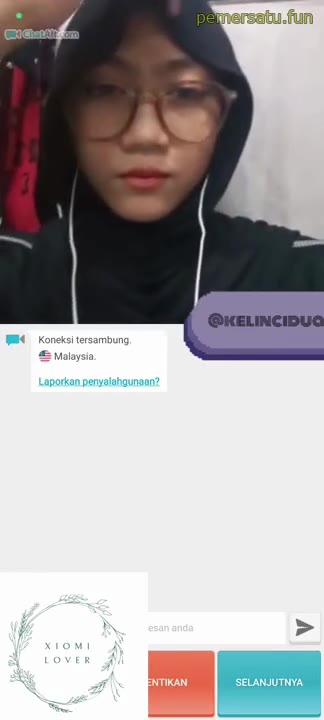 Hijab Hitam Manis Ome TV Kacamata