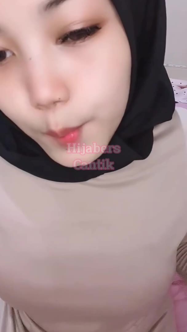 Asian beautiful hijab style outfit coklat sampai lompat lompat