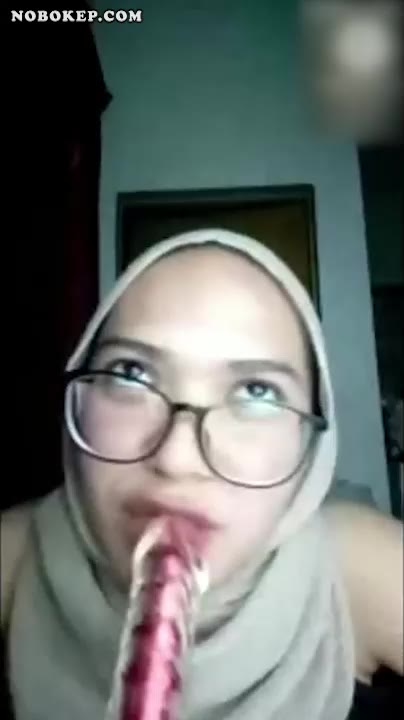 Bokep Indo Vcs Reni Hijab Kacamata Omek Dildo